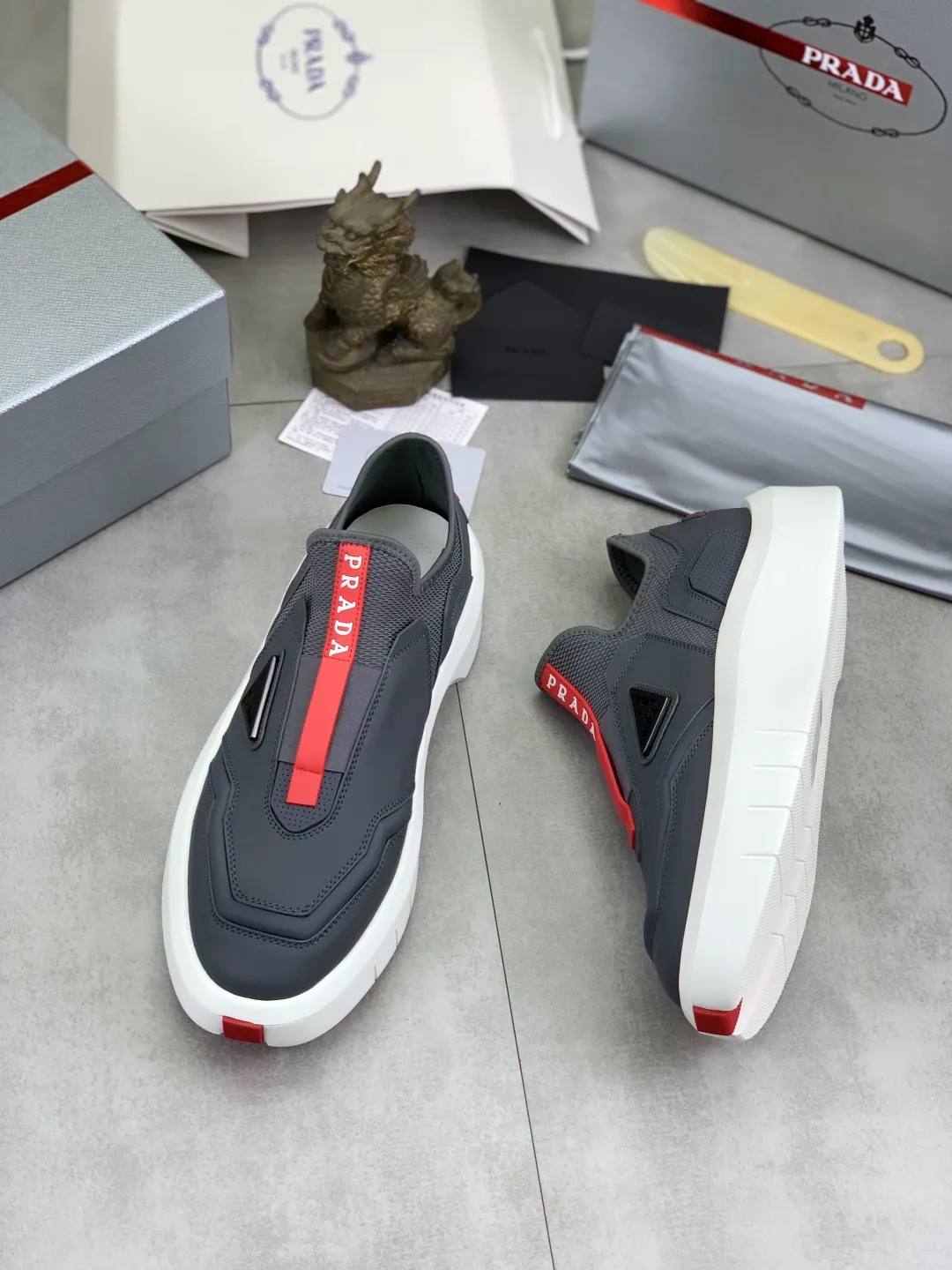 Men's men's shoes 💰P620💰[New model] The top version is now available on the official website, 🆘 The trendy brand (Prada) mainly promotes the popular style, avant-garde and versatile fashionable men's shoes, private version mold opening, cowhide surface splicing 1:1 replica.. Simple fashion, original imported cowhide and lining cowhide feet; the atmosphere and personality are more fashionable, eye-catching and pursuing class. It will subvert the old idea and be a must-have for fashion trendsetters with you! Must keep for yourself ! Tall and comfortable, large and low, high-end quality workmanship. The new high-end foam outsole from the official website. Size: 38-45. 3️⃣colors available.